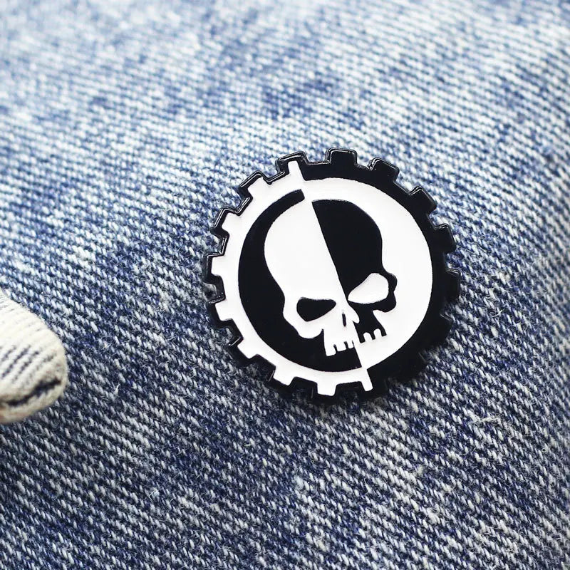 Game Peripheral Products Enamel Lapel Pin Black And White Skull Collect Badge Jewelry Adorn Backpack Hat Collar Brooches